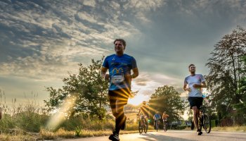 HomeRunners onderweg met ondergaande zon